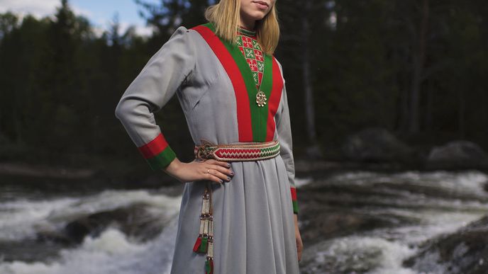 Marika Renhuvud je tanečnice, která vyrostla u Storsäternského vodopádu a pochází z Idre, nejjižnější sámské vesnice ve Švédsku.