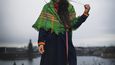 Zpěvačka Maxida Märak pózuje v tradičním oděvu zvaném gákti. 