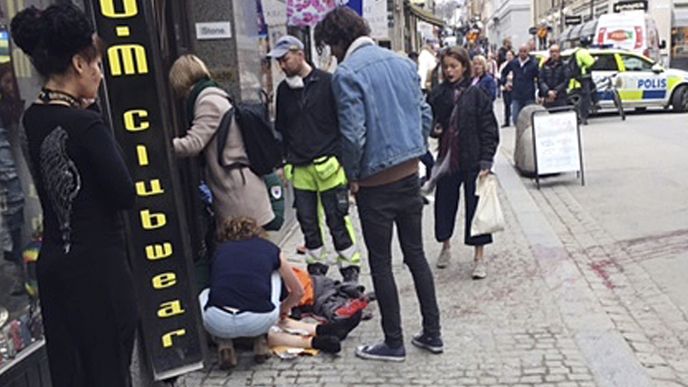 Při teroristickém útoku ve Stockholmu zemřeli čtyři lidé.