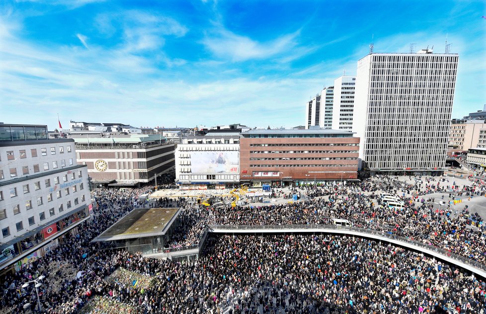 V centru Stockholmu se na protest proti terorismu shromáždilo na 20 tisíc lidí.