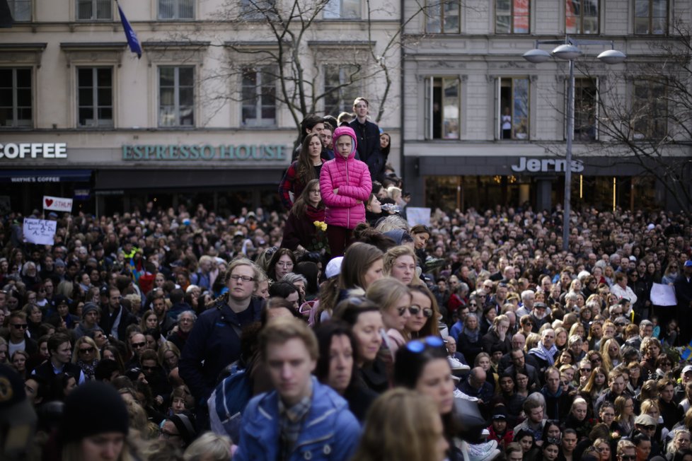 V centru Stockholmu se na protest proti terorismu shromáždilo na 20 tisíc lidí.