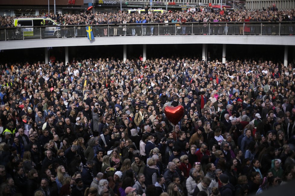 V centru Stockholmu se na protest proti terorismu shromáždilo na 20 tisíc lidí.