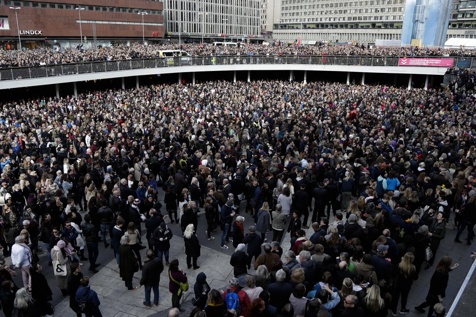 V centru Stockholmu se na protest proti terorismu shromáždilo na 20 tisíc lidí.