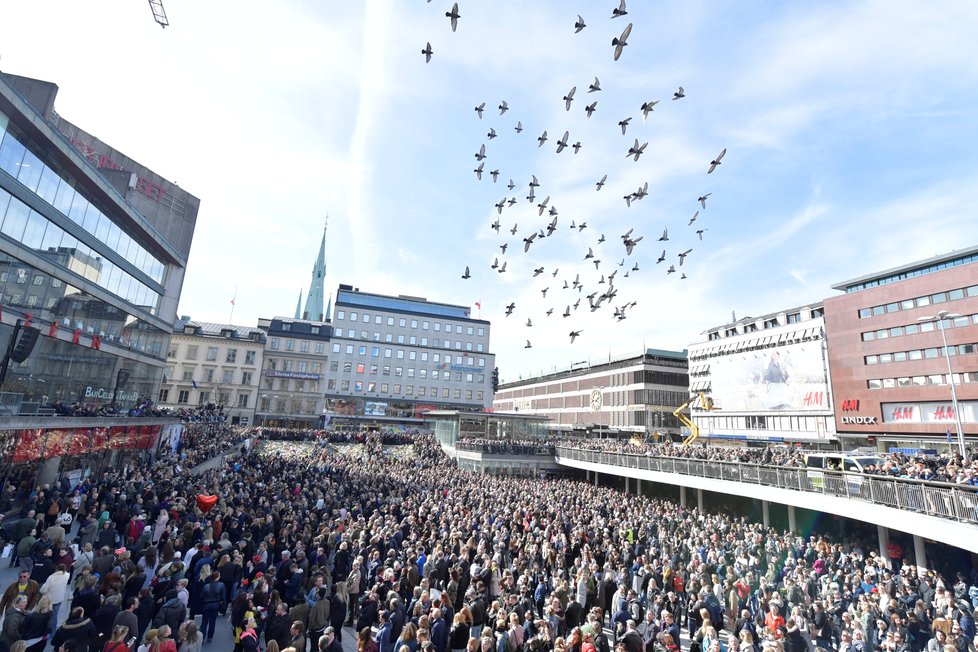 V centru Stockholmu se na protest proti terorismu shromáždilo na 20 tisíc lidí.