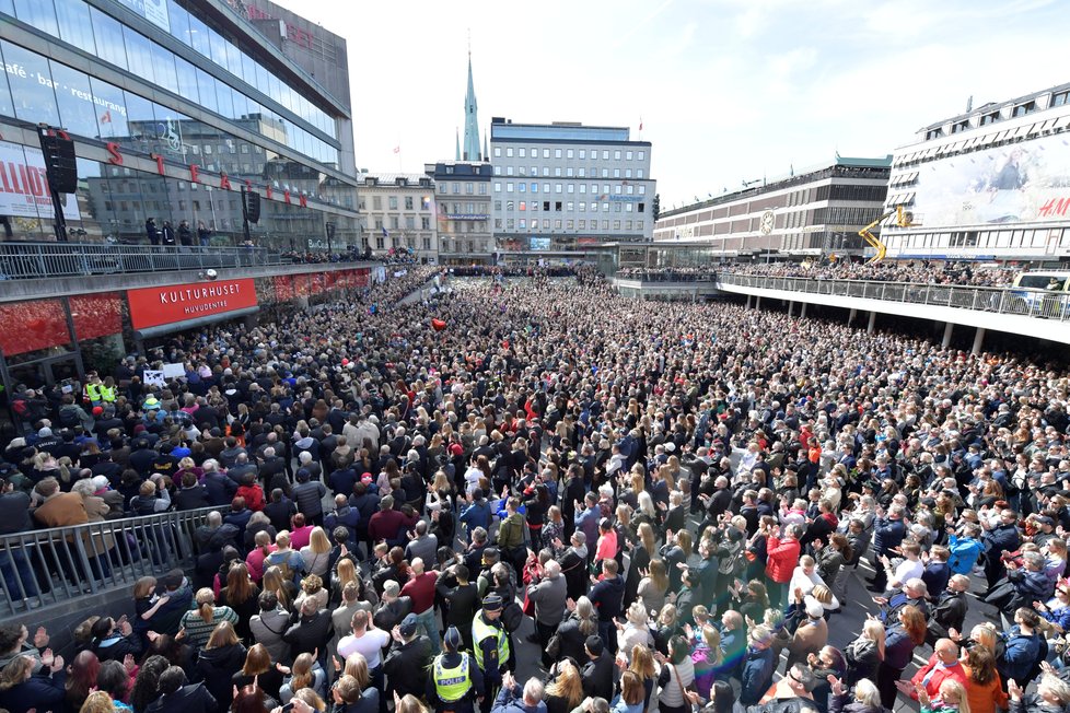 V centru Stockholmu se na protest proti terorismu shromáždilo na 20 tisíc lidí.