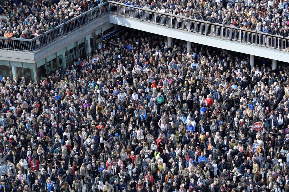 V centru Stockholmu se na protest proti terorismu shromáždilo na 20 tisíc lidí.