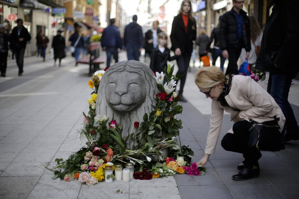 V centru Stockholmu se na protest proti terorismu shromáždilo na 20 tisíc lidí.