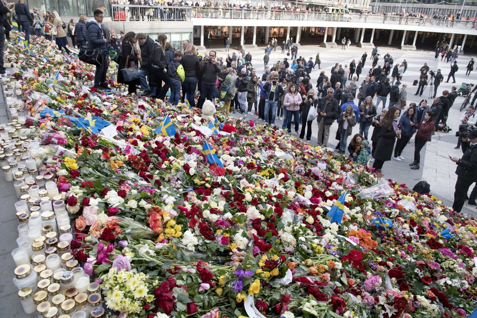 V centru Stockholmu se na protest proti terorismu shromáždilo na 20 tisíc lidí.