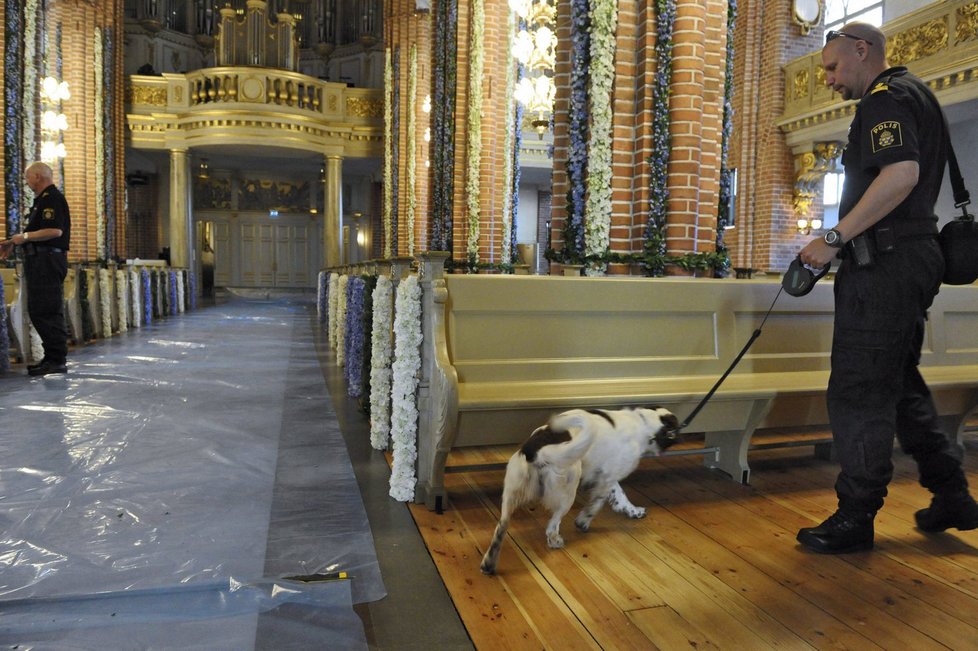 Policisté se psy prováděli důkladnou kontrolu stockholmského dómu