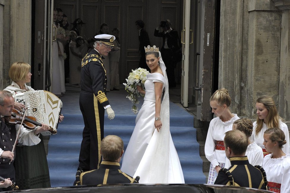 Švédskou korunní princeznu viktorii odvedl k oltáři její otec, král Carl XVI Gustaf
