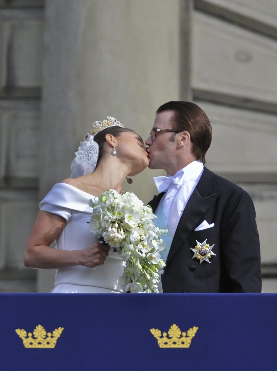 Novomanželé se políbili před nadšeným davem
