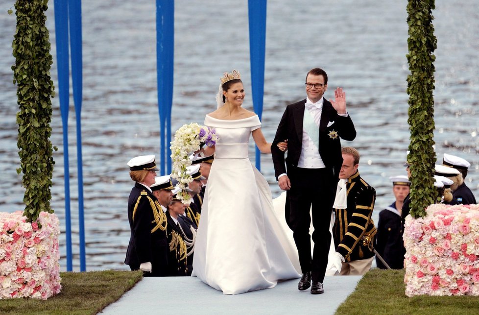 Novomanželé projeli celým Stockholmem a zdravili veřejnost