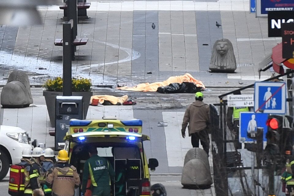 Podle policistů zemřeli v důsledku útoku ve Stockholmu čtyři lidé a 12 jich bylo zraněno.