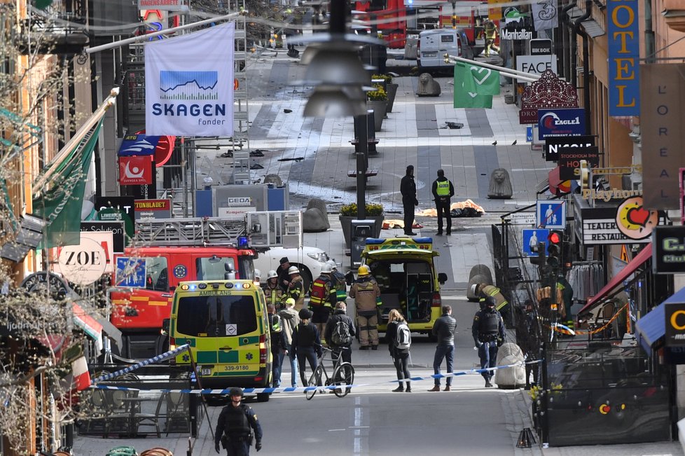 Podle policistů zemřeli v důsledku útoku ve Stockholmu čtyři lidé a 12 jich bylo zraněno.
