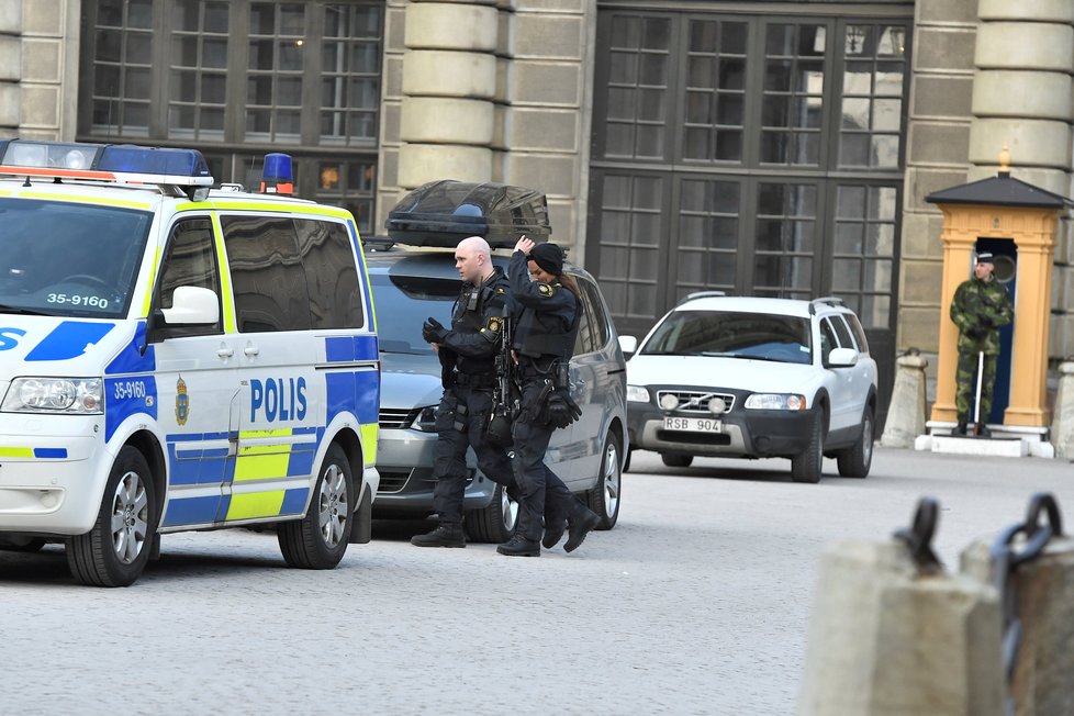 Podle policistů zemřeli v důsledku útoku ve Stockholmu čtyři lidé a 12 jich bylo zraněno.