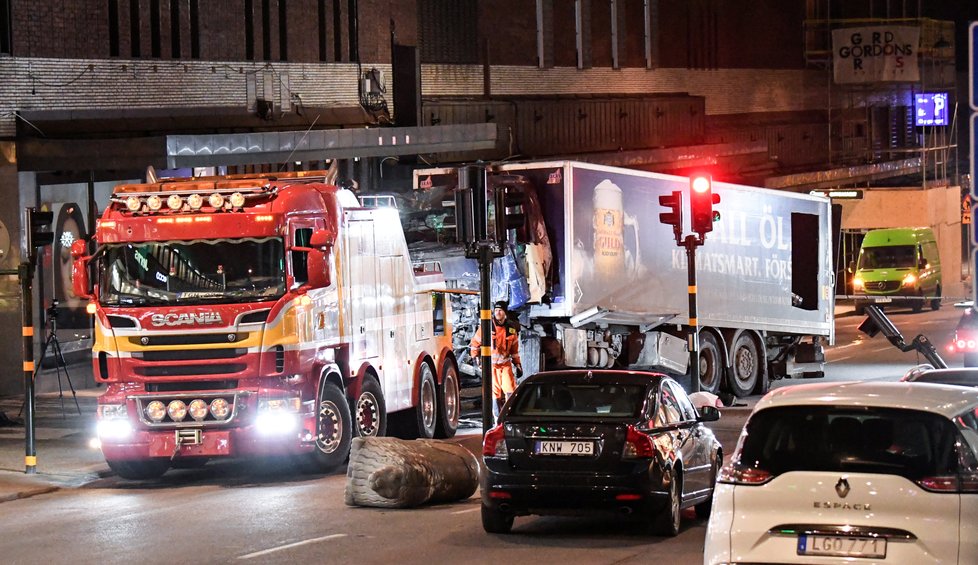 V pátek ve Stockholmu najel útočník do davu lidí kamionem, čtyři lidé zemřeli.