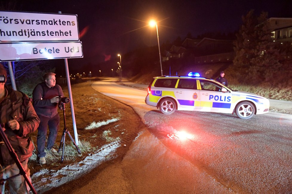 V pátek ve Stockholmu najel útočník do davu lidí kamionem, čtyři lidé zemřeli.