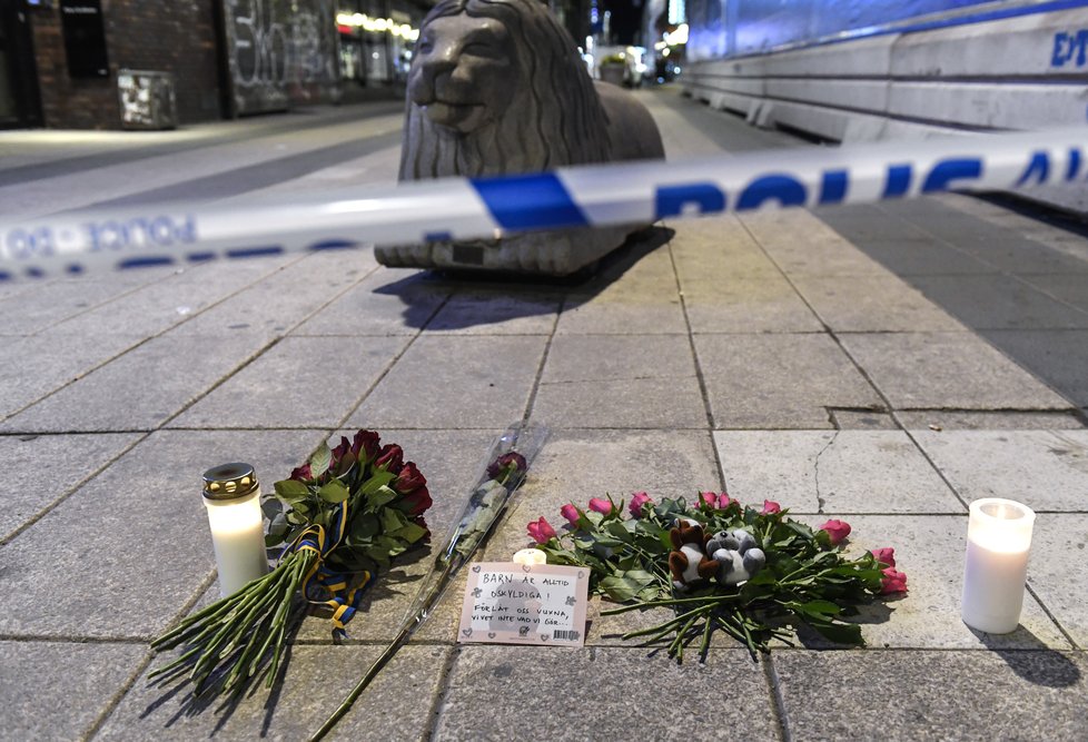 V pátek ve Stockholmu najel útočník do davu lidí kamionem, čtyři lidé zemřeli.