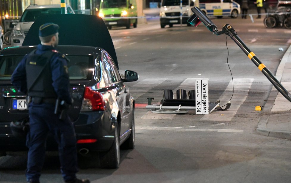 V pátek ve Stockholmu najel útočník do davu lidí kamionem, čtyři lidé zemřeli.
