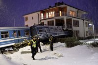 Mladá uklízečka (22) ukradla vlak a nabourala do domu se spícími lidmi!