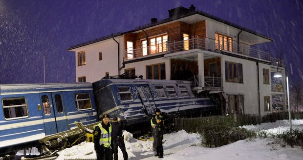 Havárie na železnici ve Švédsku: Vlak skončil v rodinném domu