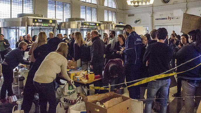 Září 2015, uprchlíci příjíždějí na stockholmské hlavní nádraží.