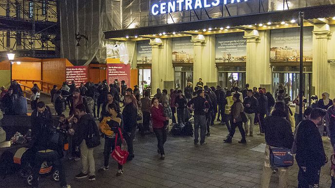 Září 2015, uprchlíci příjíždějí na stockholmské hlavní nádraží.