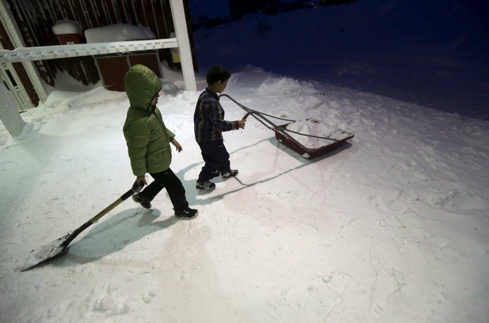 Uprchlíci ve švédském Riksgränsenu: Děti odhrabávají sníh