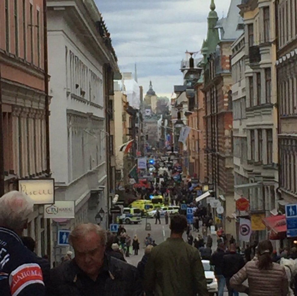 Do lidí v centru Stockholmu najel nákladní automobil.