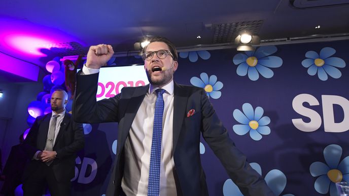Šéf Švédských demokratů Jimmy Akesson slaví, protiimigrantská strana posílila ve volbách