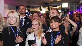 Oslavy ve štábu protiimigračních Švédských demokratů, kteří ve volbách posílili