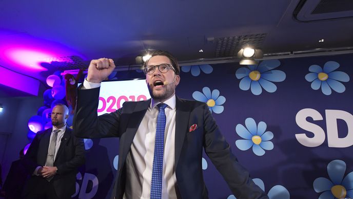 Šéf Švédských demokratů Jimmy Akesson slaví, protiimigrantská strana posílila ve volbách Šéf Švédských demokratů Jimmy Akesson slaví, protiimigrantská strana posílila ve volbách