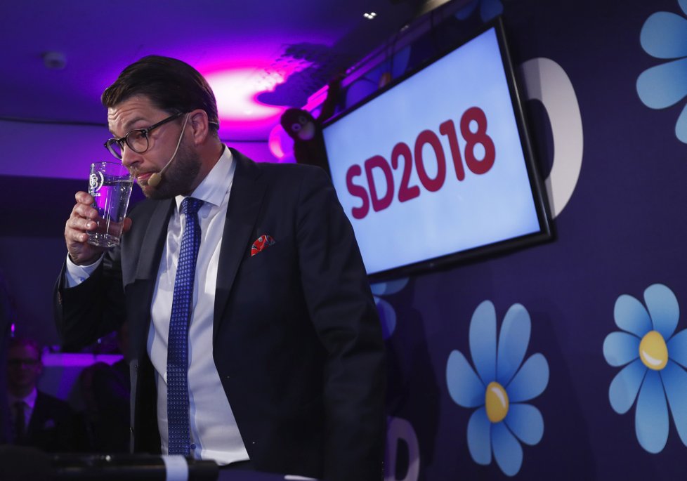 Šéf Švédských demokratů Jimmy Akesson slaví, protiimigrantská strana posílila ve volbách.
