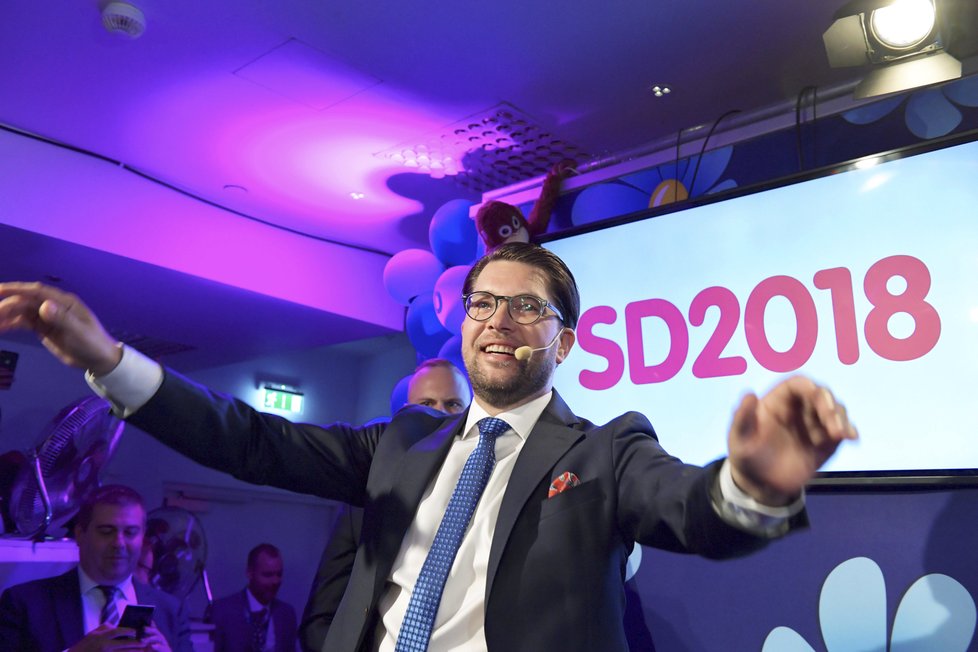 Šéf Švédských demokratů Jimmy Akesson slaví, protiimigrantská strana posílila ve volbách.