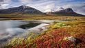Idylická krajinářská kombinace sytých podzimních barev a sněhu ležícího na horách