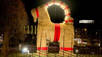 Švédská vánoční koza nepřežila. Opilec zapálil ji i sebe
