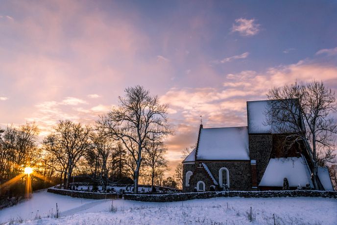 Kamenný kostel Gamla Uppsala, postavený nad pohanským chrámem, pochází z počátku 12. století.