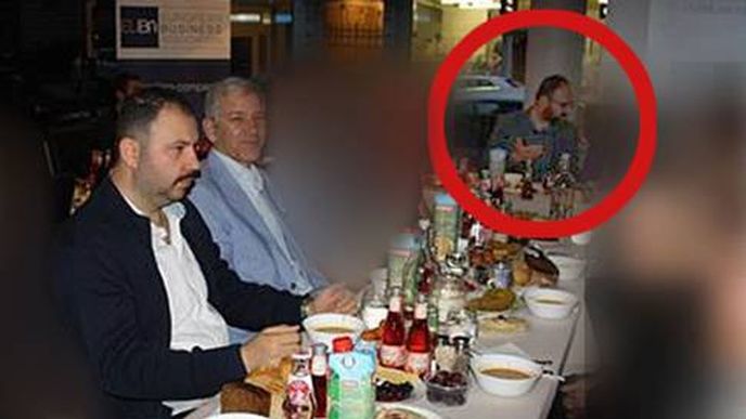 Švédský ministr Kaplan (v kroužku) na večeři s tureckými extrémisty (vlevo).