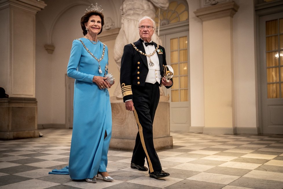 Švédský král Karel XVI. Gustav s manželkou Silvií během oslav 50. výročí nástupu dánské královny na trůn
