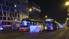 Ve Švehlově ulici došlo v úterý večer k tragickému úmrtí. Asi 45letý muž nepřežil srážku s tramvají.
