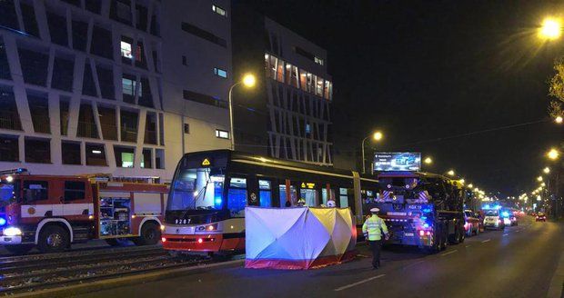 Ve Švehlově ulici došlo v úterý večer k tragickému úmrtí. Asi 45letý muž nepřežil srážku s tramvají.