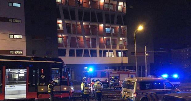 Ve Švehlově ulici došlo v úterý večer k tragickému úmrtí. Asi 45letý muž nepřežil srážku s tramvají.