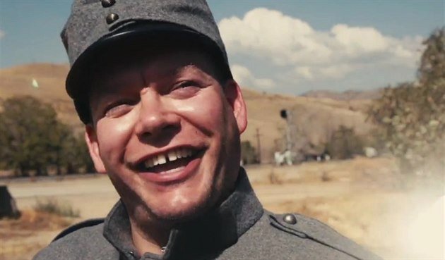 Matěj Ruppert jako Švejk v klipu Monkey Business k písní Be a Man.