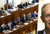 Ekonom Švejnar o vládním balíčku: Dělali ho narychlo. Bankrot podle něj Česku nehrozí