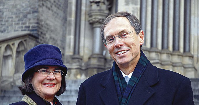 Jan Švejnar je vdovec, na archivním snímku se svou manželkou Katherine Terrell Švejnarovou