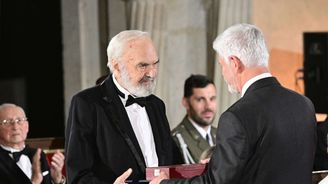 Prezident Pavel uděluje státní vyznamenání, získali ho Zdeněk Svěrák, Dana Drábová i Martina Navrátilová Prezident Pavel uděluje státní vyznamenání, získali ho Zdeněk Svěrák, Dana Drábová i Martina Navrátilová