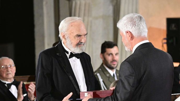Prezident Petr Pavel vyznamenal Zdeňka Svěráka. Prezident Petr Pavel vyznamenal Zdeňka Svěráka.