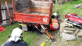 Nešťastné trhání švestek: Senior spadl ze žebříku a skončil zaklíněn pod multikárou