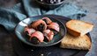 Grilované švestky ve slanině můžete připravit z čerstvých švestek i sušených naložených ve víně