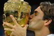Roger Federer si vychutnává vítězství ve Wimbledonu